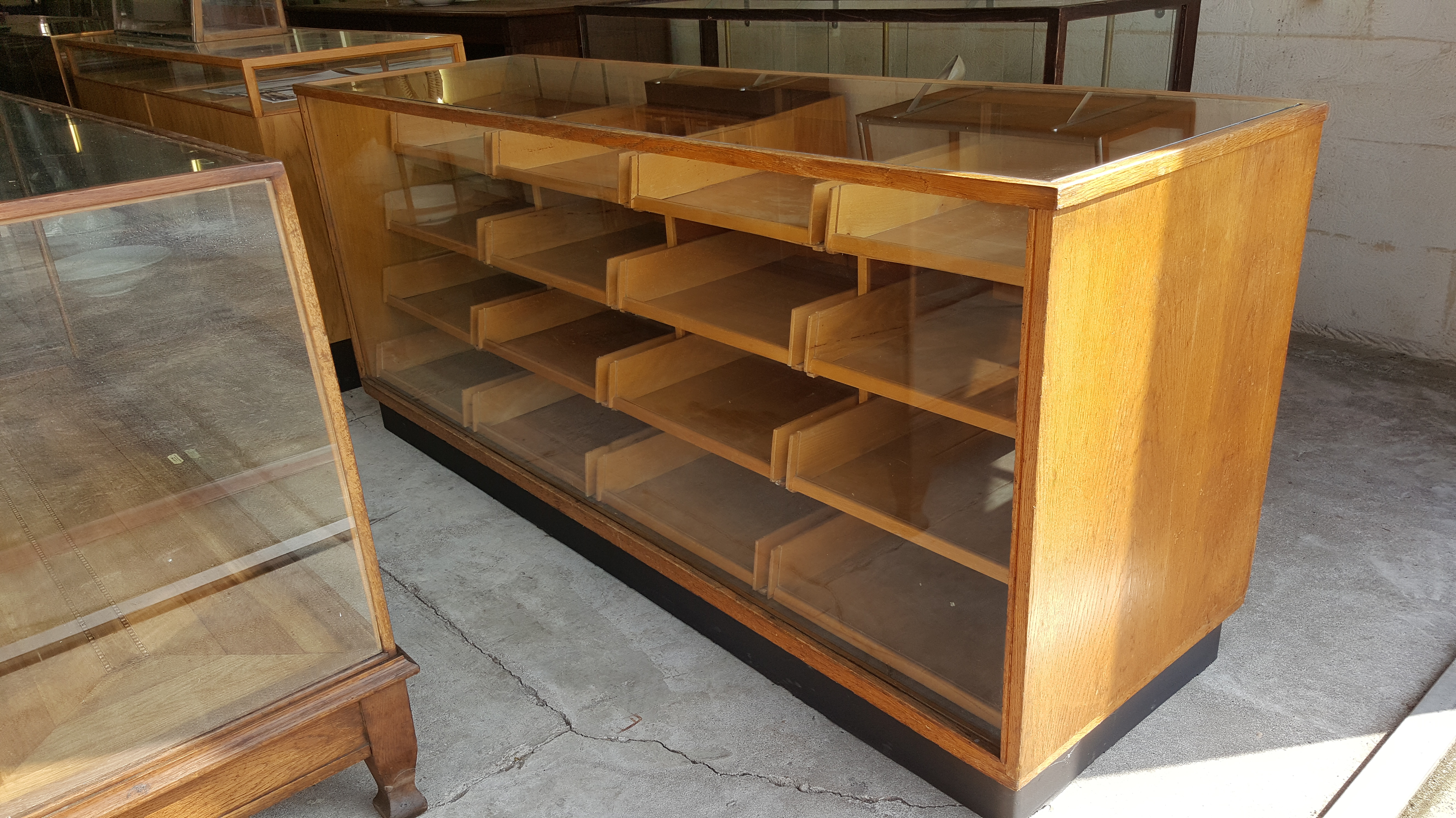 oude toonbank vitrine met lades